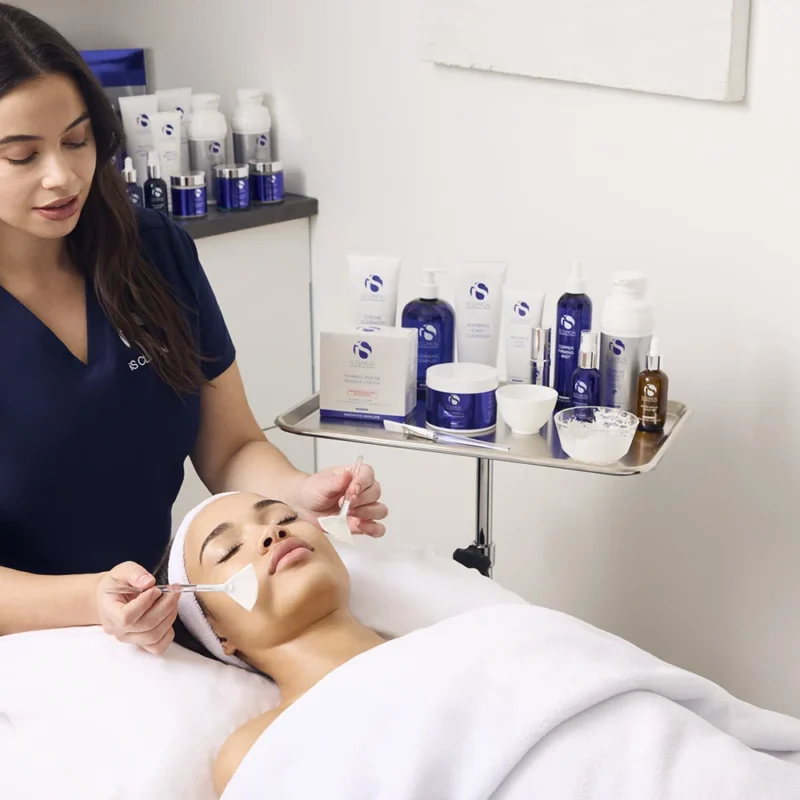 Piankowa terapia enzymatyczna iS Clinical do twarzy